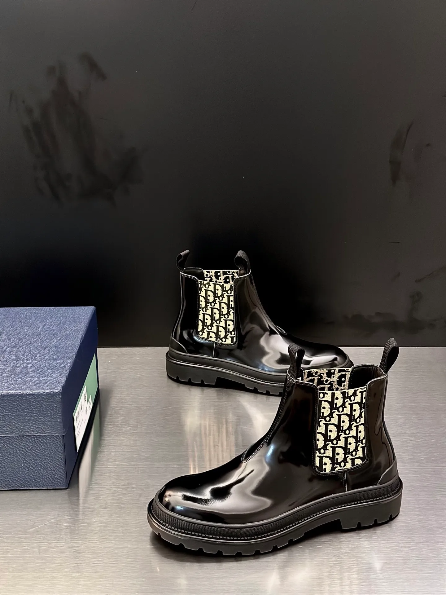 Men's shoes 💰920 Dior Dior high-top sneakers, top-quality goods produced in Dongguan, show version, leading counter trial style, Nappa cowhide material, light and breathable, soft and comfortable, easier to put on and take off, calfskin leather edging, distinctive sports style, genuine leather tongue Dior letter badge, showing the brand style, lightweight embossed pattern rubber sole, light and genuine leather feet, with original packaging Size: 39-40-41-42-43-44 (45, 46 customized) leather shoe size